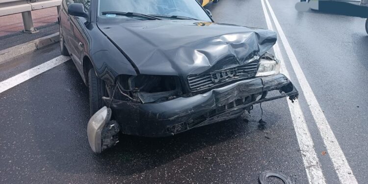 Sandomierz: Trzy samochody zderzyły się na moście. Ruch wahadłowy!