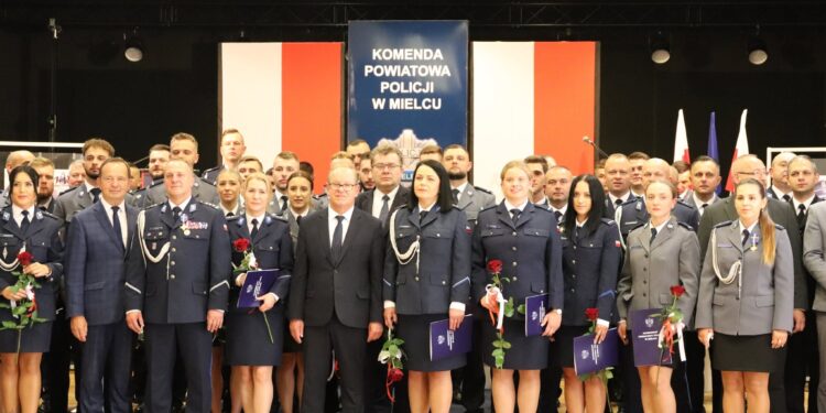 Święto Policji w Mielcu. Awanse, medale i podziękowania