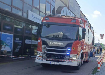 Stalowa Wola: Nieznani sprawcy polali budynek przy Alejach cuchnącą substancją