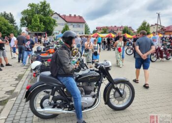 Grębów. Stara motoryzacja na zlocie