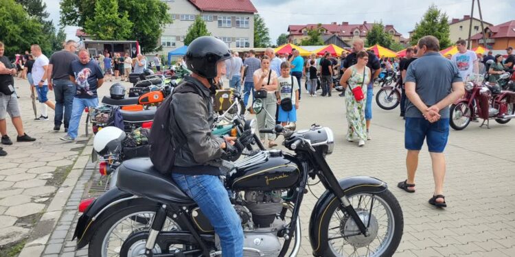 Grębów. Stara motoryzacja na zlocie
