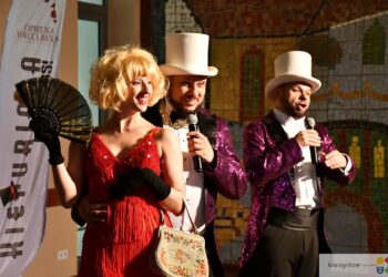 Nowa Dęba. Operetka przed domem kultury