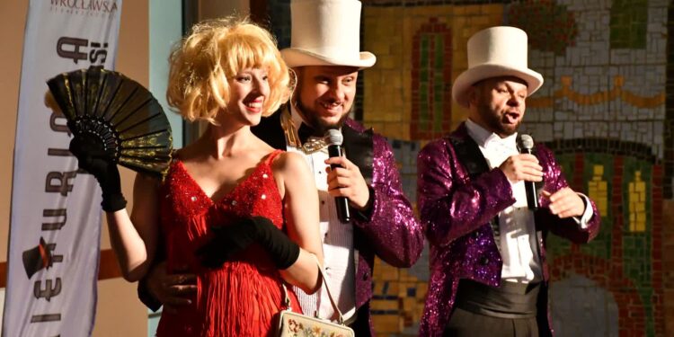 Nowa Dęba. Operetka przed domem kultury