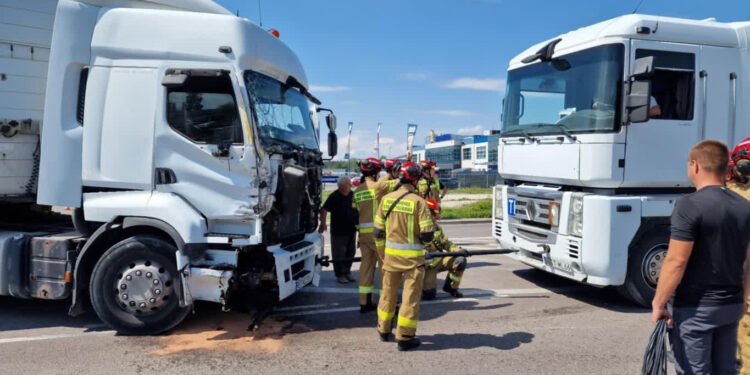 Stalowa Wola: Na Przemysłowej zderzyły się dwa samochody ciężarowe – droga była zablokowana