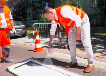 Mielec: Trwa  malowanie przejść dla pieszych