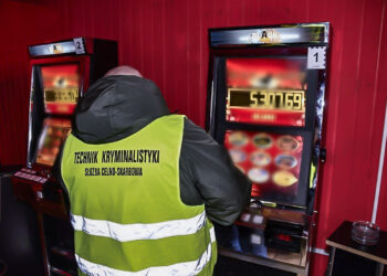 Region: CBŚP i KAS rozbiły grupę hazardową. Dziewięć osób z zarzutami