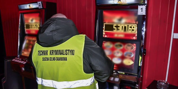 Region: CBŚP i KAS rozbiły grupę hazardową. Dziewięć osób z zarzutami