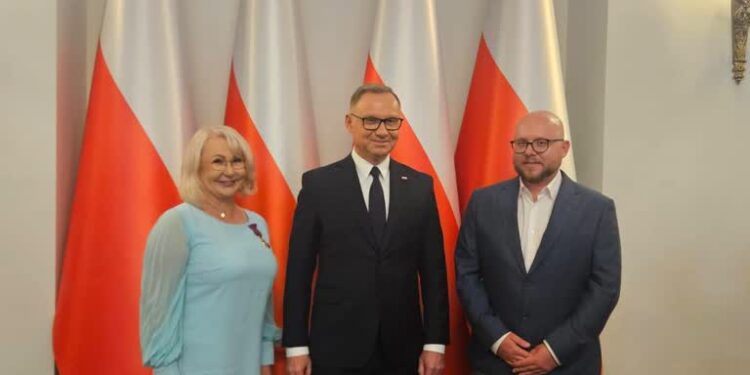 Zawichost, Warszawa: Burmistrz Zawichostu Katarzyna Kondziołka odznaczona przez prezydenta Andrzeja Dudę Złotym Krzyżem Zasługi