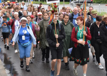 Uwaga kierowcy na poniedziałkowe utrudnienia na trasie Stalowa Wola – Tarnobrzeg. Wyruszyła piesza pielgrzymka