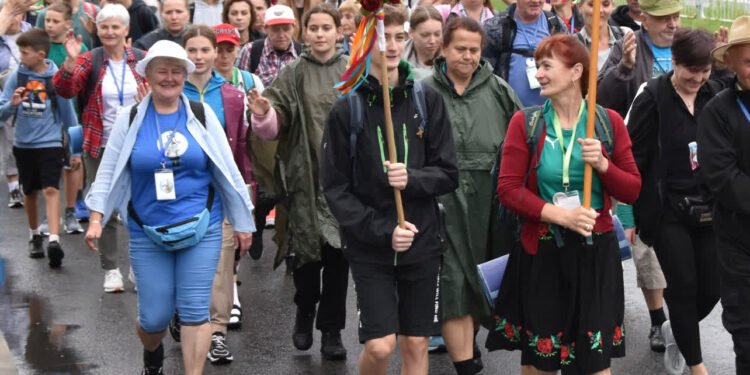 Uwaga kierowcy na poniedziałkowe utrudnienia na trasie Stalowa Wola – Tarnobrzeg. Wyruszyła piesza pielgrzymka