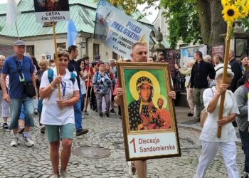 Sandomierz: Pielgrzymi wyruszyli na Jasną Górę