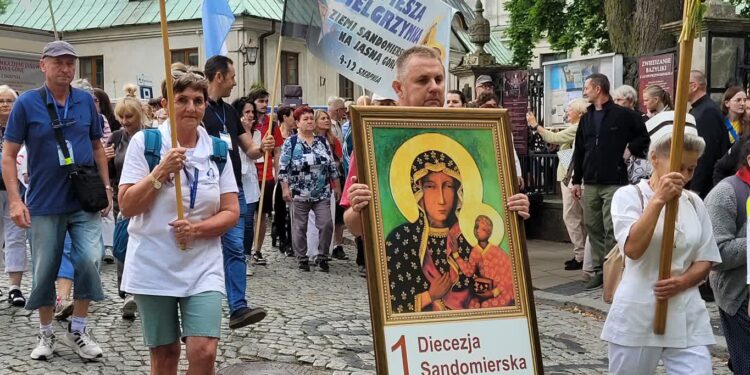 Sandomierz: Pielgrzymi wyruszyli na Jasną Górę