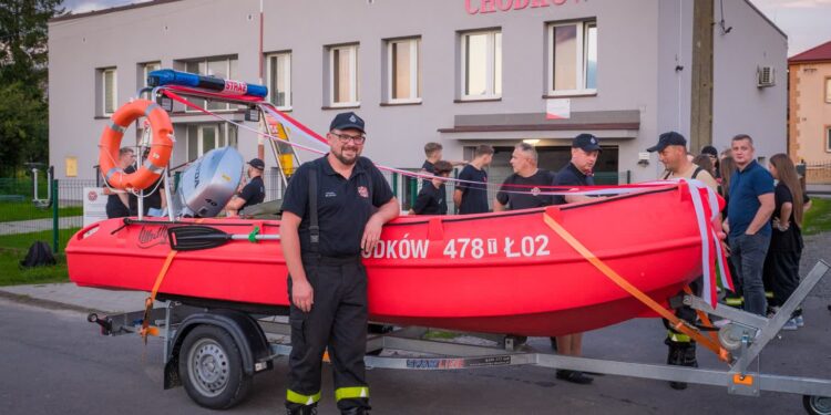Łoniów: Łódź ratunkowa dla strażaków z Chodkowa Starego