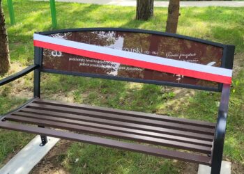 Sandomierz: Krzysztof Kamil Baczyński ma swoją ławeczkę w osiedlowym parku na Hucie