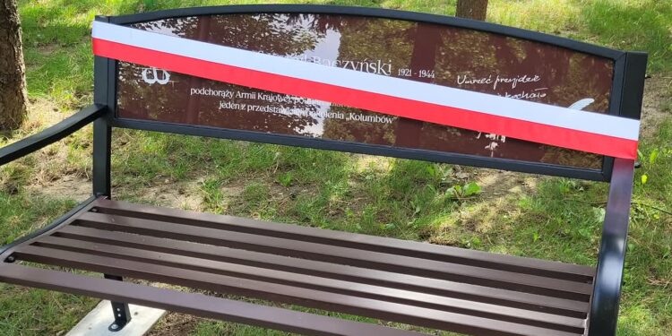 Sandomierz: Krzysztof Kamil Baczyński ma swoją ławeczkę w osiedlowym parku na Hucie