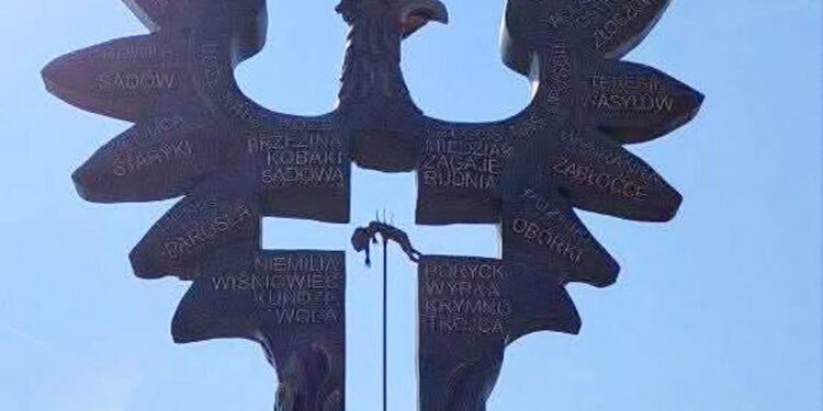 Pomnik Rzezi Wołyńskiej w Domostawie zdewastowany!