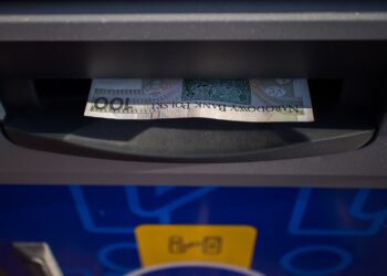 Ostrowiec Świętokrzyski: 51-latka wykorzystała kartę zmarłego znajomego do nielegalnych transakcji