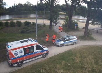 Stalowa Wola: Dwoje 11-latków spacerowało środkiem Sanu