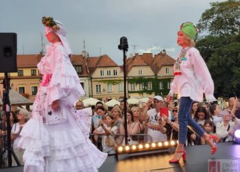 Sandomierz. Pokaz mody na starówce