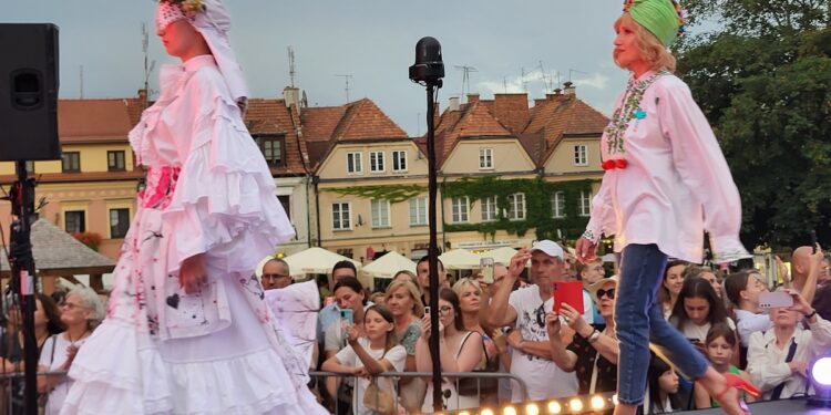 Sandomierz. Pokaz mody na starówce