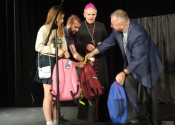 Sandomierz. Rozdali tornistry pełne uśmiechu