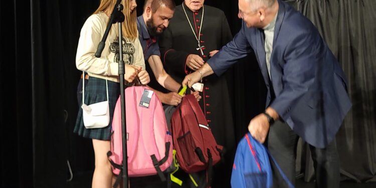 Sandomierz. Rozdali tornistry pełne uśmiechu