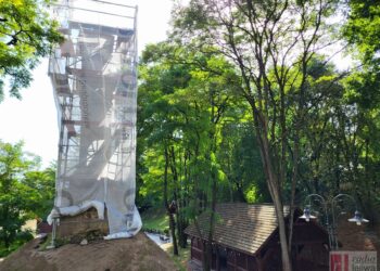 Sandomierz. Zabytkowa latarnia przechodzi renowację