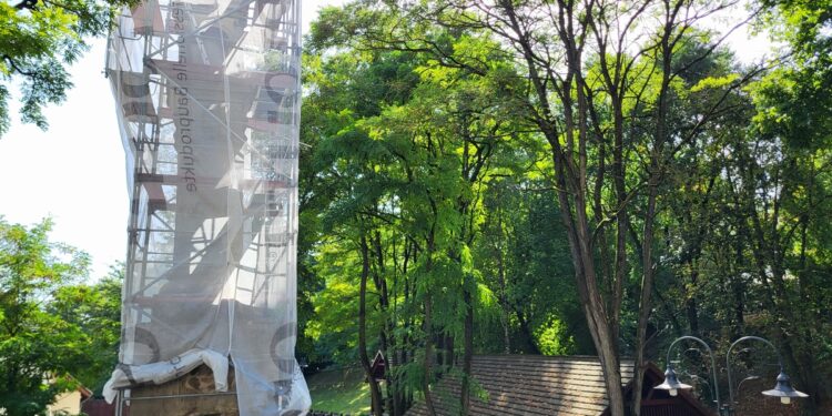 Sandomierz. Zabytkowa latarnia przechodzi renowację