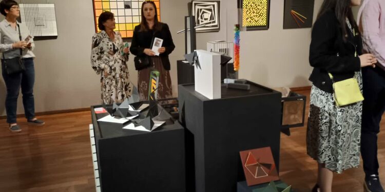 Mielec: Geometria myśli. Wystawa „Harmonia nieuchwytna. Geometria Marcina Lubery”