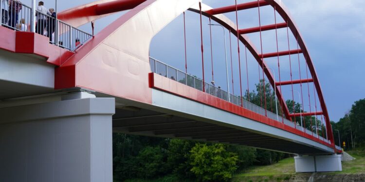 Nowy most na Sanie w Bielinach już otwarty! Na przeprawie odtańczono poloneza