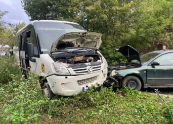 Linów: Zderzenie busa szkolnego z osobowym Volkswagenem