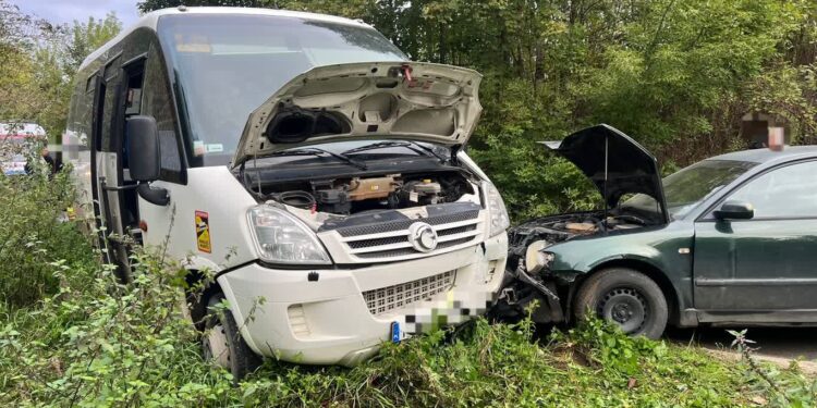 Linów: Zderzenie busa szkolnego z osobowym Volkswagenem