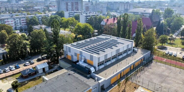 Stalowa Wola: Uczniowie SP nr 7. mogą już korzystać z nowej hali sportowej
