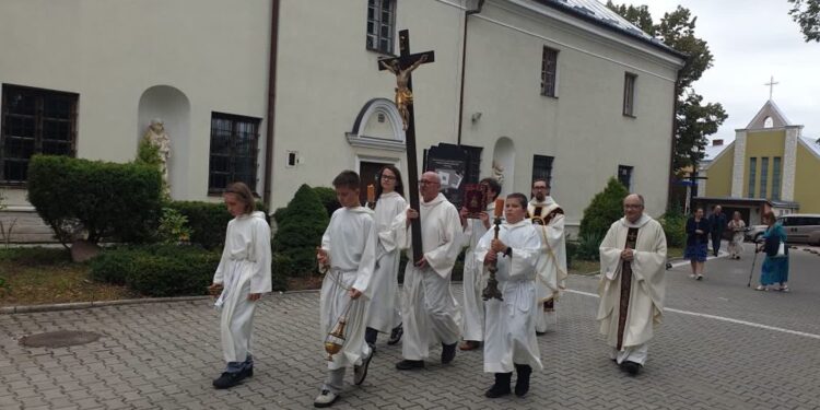 Tarnobrzeg: Udany piknik u Dominikanów. Świętowanie 121. rocznicy  koronacji obrazu Matki Bożej Dzikowskiej