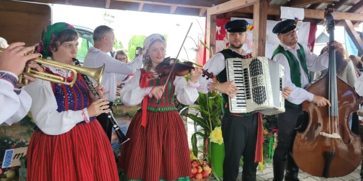 Zawichost: Smaki, dźwięki i zapachy kusiły mieszkańców mimo deszczowej pogody