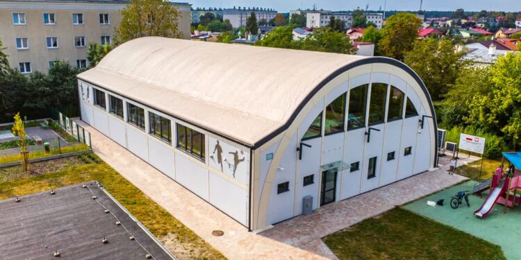 Stalowa Wola: Nowa hala sportowa przy Szkole Podstawowej nr 1 otwarta