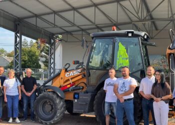 Samborzec: Nowa koparko-ładowarka będzie służyć mieszkańcom