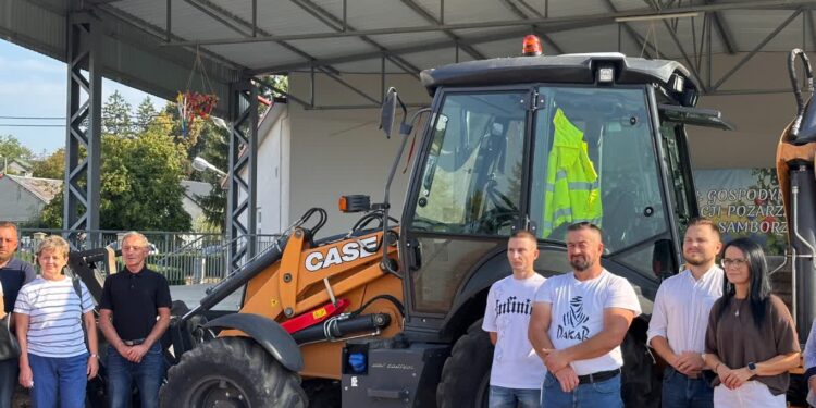 Samborzec: Nowa koparko-ładowarka będzie służyć mieszkańcom