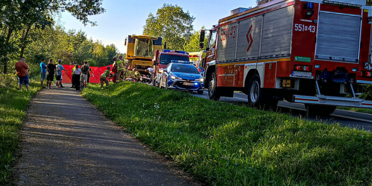 Wola Rzeczycka: Policja wyjaśnia okoliczności tragicznego wypadku motocyklisty – zderzył się z kombajnem