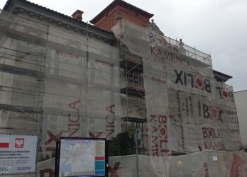 Tarnobrzeg: Odnowa elewacji dawnej szkoły realnej. To budynek Urzędu Miasta