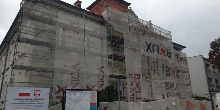 Tarnobrzeg: Odnowa elewacji dawnej szkoły realnej. To budynek Urzędu Miasta