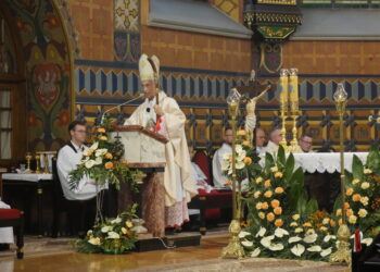 Chorzelów: Samorządowcy i Przedstawiciele służb mundurowych u „Matki Królowej Rodzin”