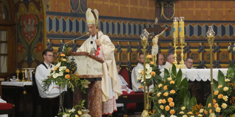 Chorzelów: Samorządowcy i Przedstawiciele służb mundurowych u „Matki Królowej Rodzin”