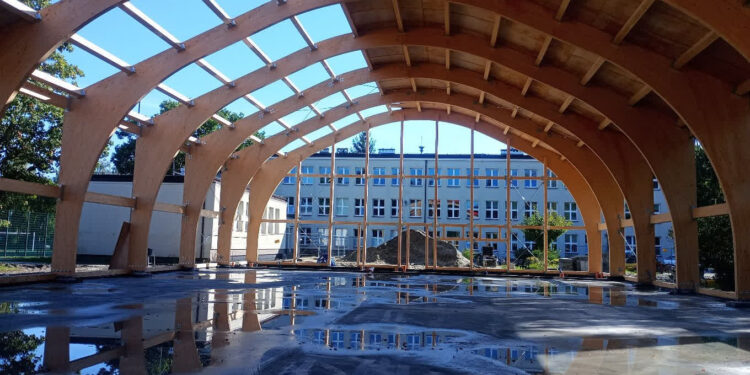 Stalowa Wola: Kolejna hala sportowa przy szkole nabiera kształtu