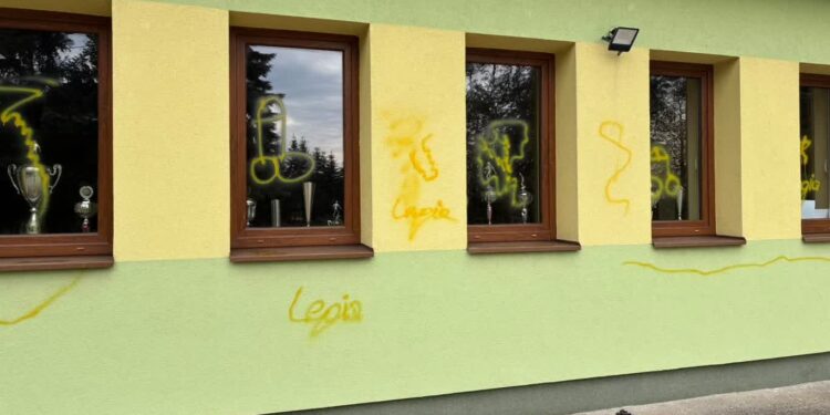 Mielec: Nastolatkowie odpowiedzą za zniszczenie budynku klubu sportowego