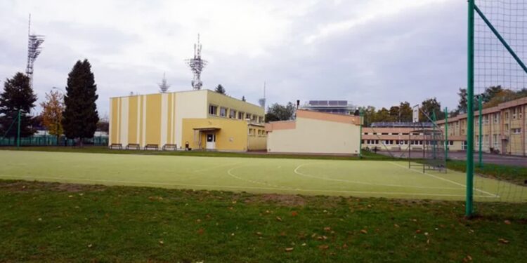 Mielec: Hala sportowa  przy Szkole Podstawowej nr 6 w Mielcu  musi  jeszcze poczekać