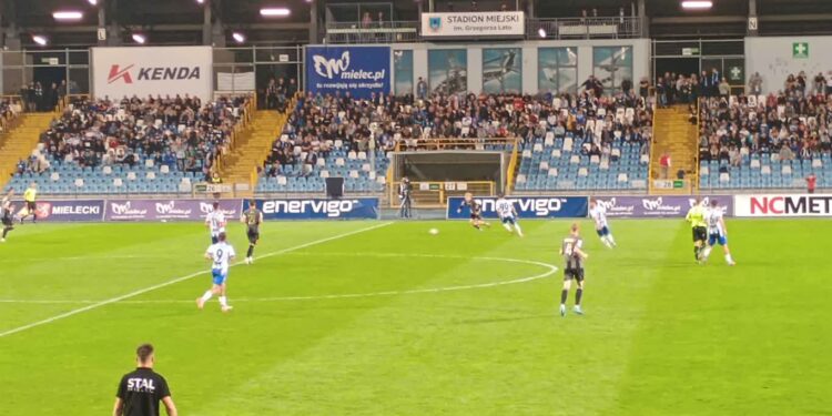 Mielec: Stal traci 3 punkty po grze w dziesiątkę