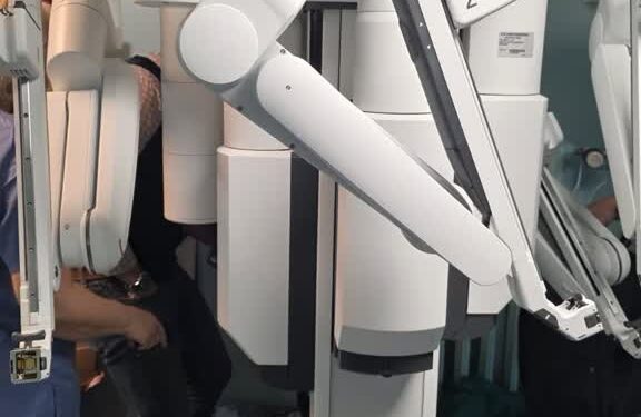 Sandomierz: Nowy rozdział w rozwoju szpitala – robot chirurgiczny da Vinci dotarł do lecznicy