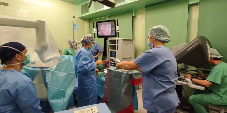 Sandomierz: Pierwsze operacje z  wykorzystaniem robota da Vinci u pacjentek z rozpoznanym rakiem trzonu macicy