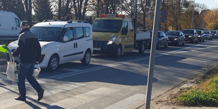 Tarnobrzeg, powiat tarnobrzeski: Wszystkich Świętych na drogach – więcej patroli i utrudnienia przy cmentarzach